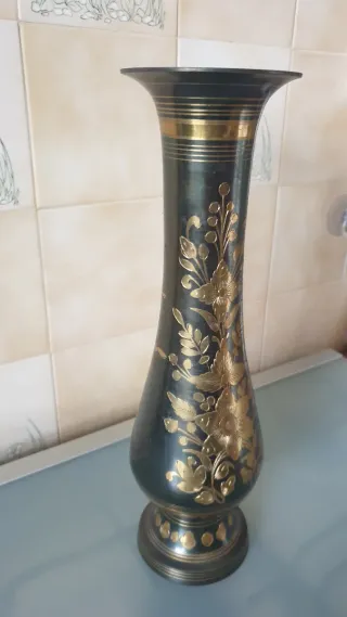 Vaso de latão com 35 cm de altura