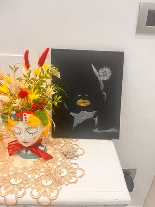 Tela nera astratta con farfalle dorate