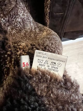Pelliza marrón, piel ovina. Pope.