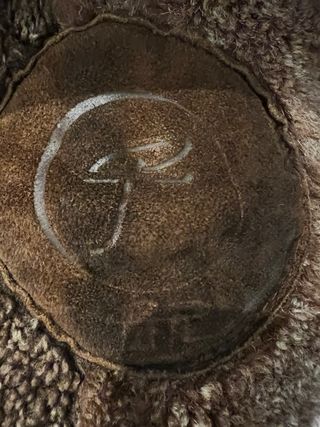 Pelliza marrón, piel ovina. Pope.