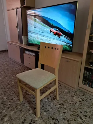 4 sillas de comedor de madera.