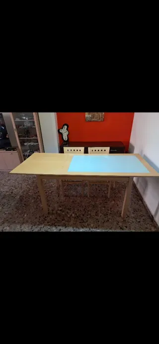 4 sillas de comedor de madera.