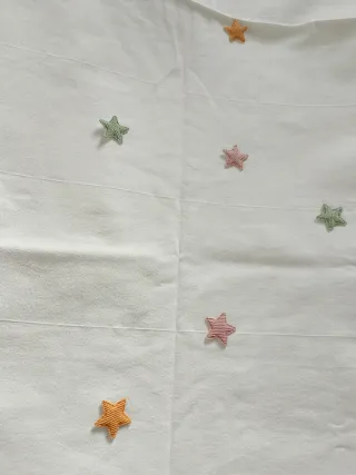 Cortinas blancas con estrellas para habitación inf