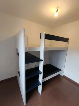 Litera infantil blanca y azul