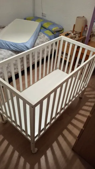 Cuna blanca de madera.