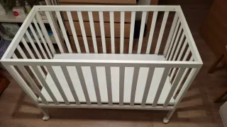 Cuna blanca de madera.