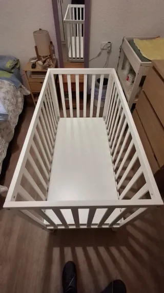 Cuna blanca de madera.