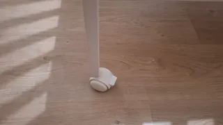 Cuna blanca de madera.