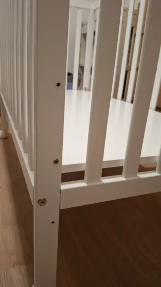 Cuna blanca de madera.