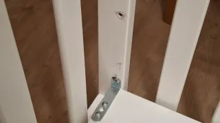 Cuna blanca de madera.