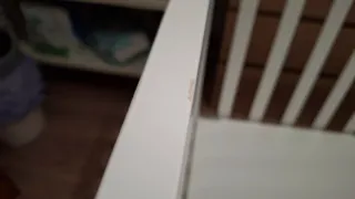 Cuna blanca de madera.