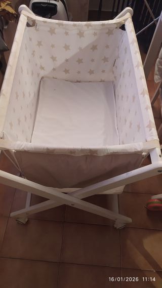 Cuna de bebé con estrellas