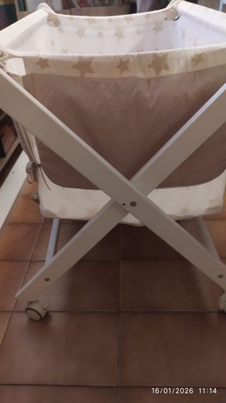 Cuna de bebé con estrellas