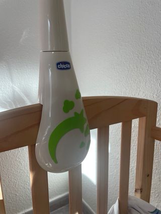 Minicuna de madera con colchón y movil musical