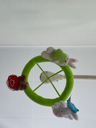 Minicuna de madera con colchón y movil musical