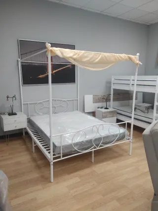 Cama metálica blanca con dosel colchón no incluido