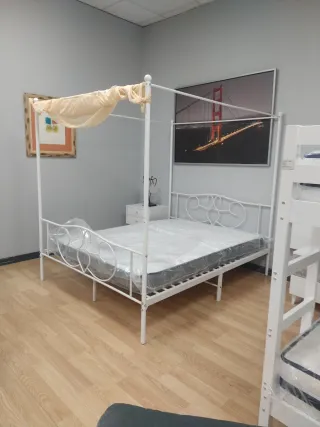 Cama metálica blanca con dosel colchón no incluido