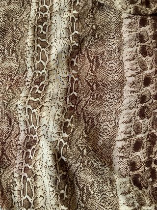 Sciarpa stampa pitonata con cuori argento