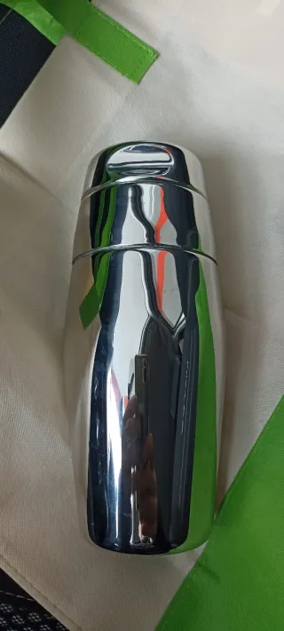 Shaker Alessi in metallo inox con misurino.