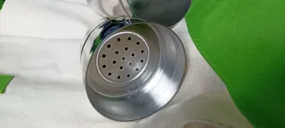 Shaker Alessi in metallo inox con misurino.