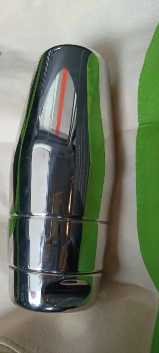 Shaker Alessi in metallo inox con misurino.