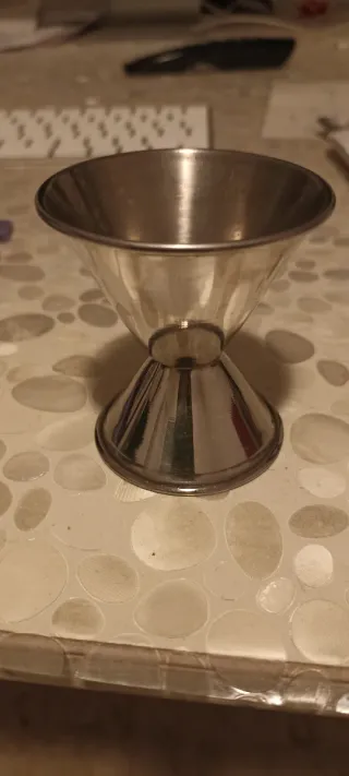 Shaker Alessi in metallo inox con misurino.