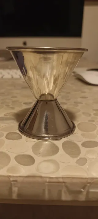 Shaker Alessi in metallo inox con misurino.