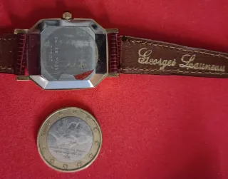 Reloj de pulsera dorado y marrón