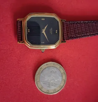 Reloj de pulsera dorado y marrón