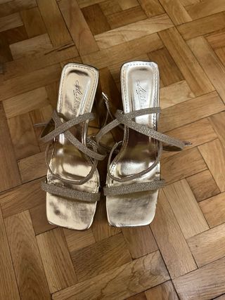 Sandalias tacón doradas brillantes