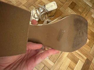 Sandalias tacón doradas brillantes