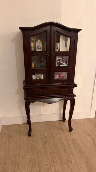 Vitrina clásica madera oscura con puertas cristal