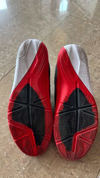 Botas de fútbol sala negras y rojas para niños