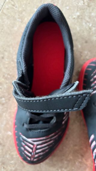 Botas de fútbol sala negras y rojas para niños