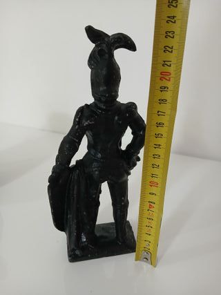 Antica statuetta cavaliere medievale in ghisa
