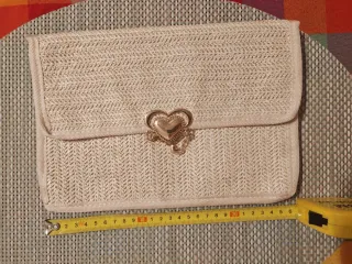 Porta documenti beige con cuore dorato