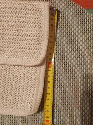 Porta documenti beige con cuore dorato