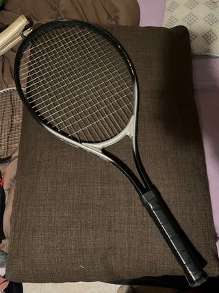 Raqueta de tenis negra y plateada