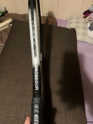 Raqueta de tenis negra y plateada