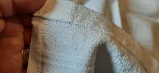 Asciugamano in fiandra con aida e orlo a giorno