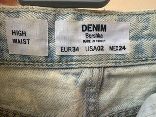 Vaqueros cortos rotos