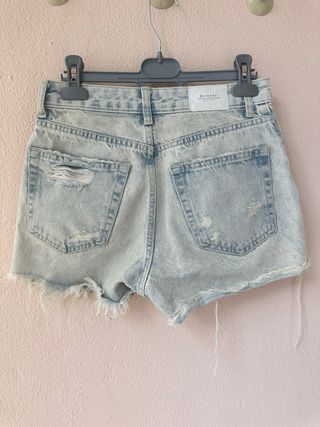 Vaqueros cortos rotos