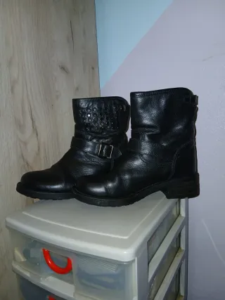 Botas de cuero negras con hebilla