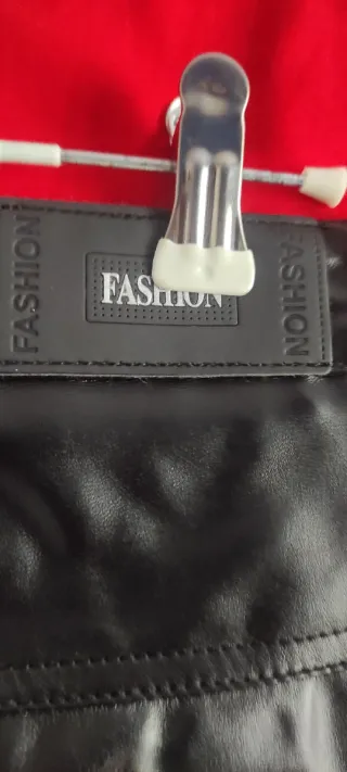 Pantalón cuero sintético negro