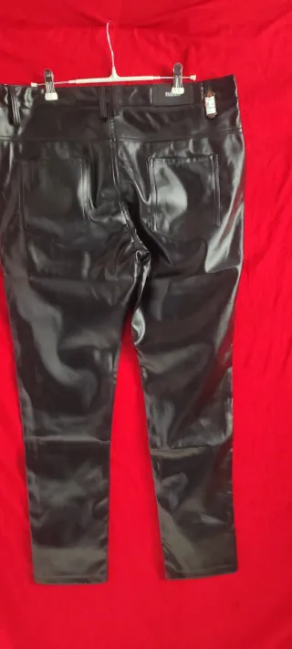 Pantalón cuero sintético negro