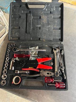 Caja de herramientas con accesorios.