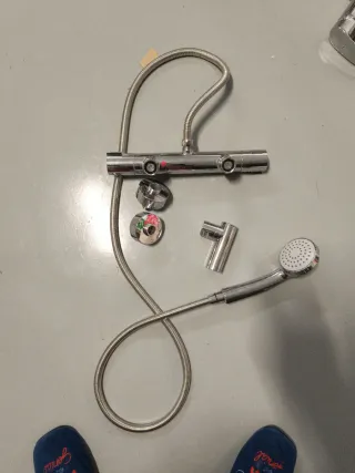 Grifo termostático ducha con manguera y alcachofa