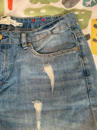 Bermuda vaquera chica desgastada