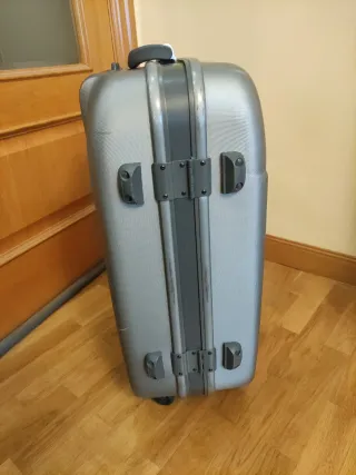 Maleta mediana plateada