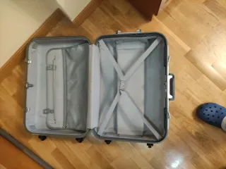 Maleta mediana plateada